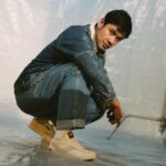 Chicco Jerikho mengenakan setelan denim dan Ventela warna krem, kolaborasi Leaving A Legacy