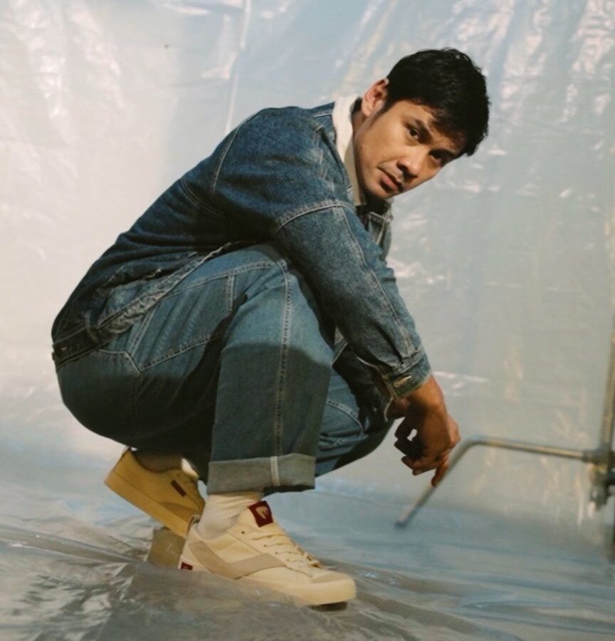 Chicco Jerikho mengenakan setelan denim dan Ventela warna krem, kolaborasi Leaving A Legacy